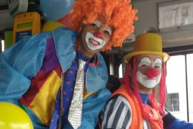 Payasos, globos y caramelos: una línea de colectivo agasajó a los niños en su día