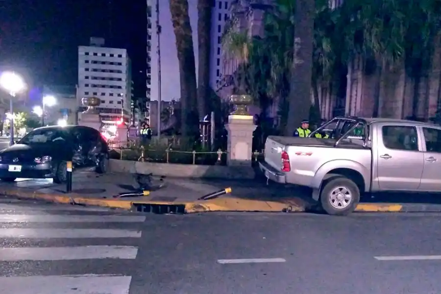 Chocaron y terminaron arriba de la vereda de la Casa de Gobierno