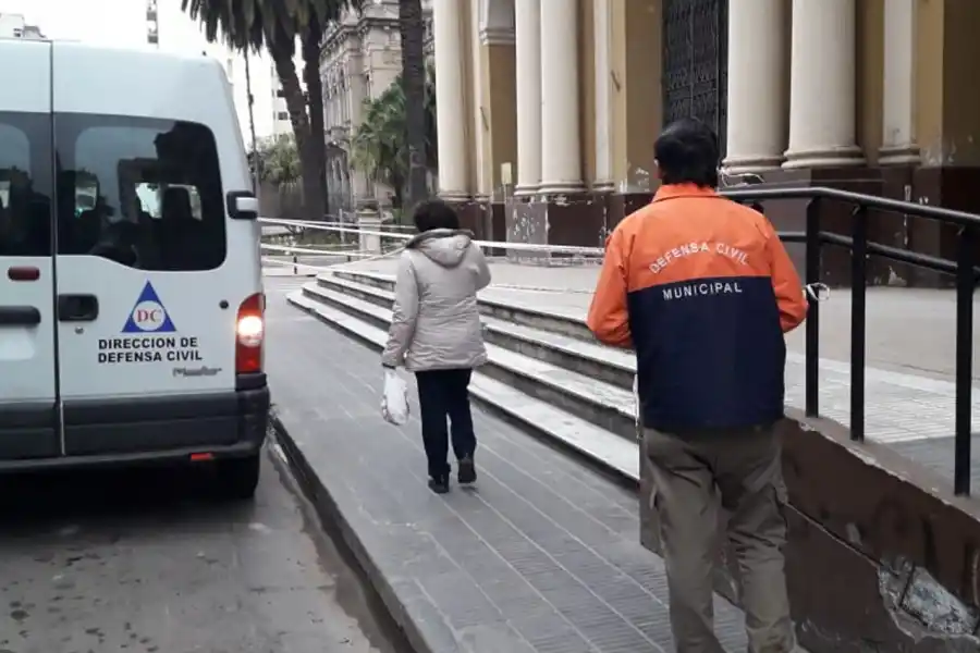 DEFENSA CIVIL EN LA IGLESIA. El sábado asistieron trabajadores de la repartición al lugar.