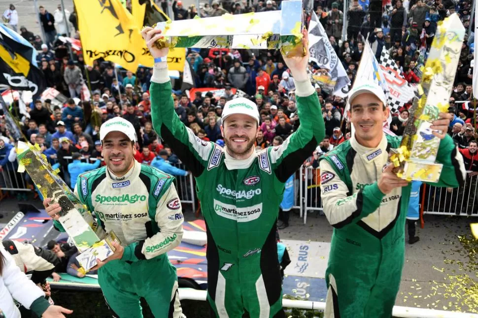 TODOS FELICES. Ponte, Canapino y Alonso (de izquierda a derecha) celebran en el podio ante una multitud de fanáticos. prensa actc 