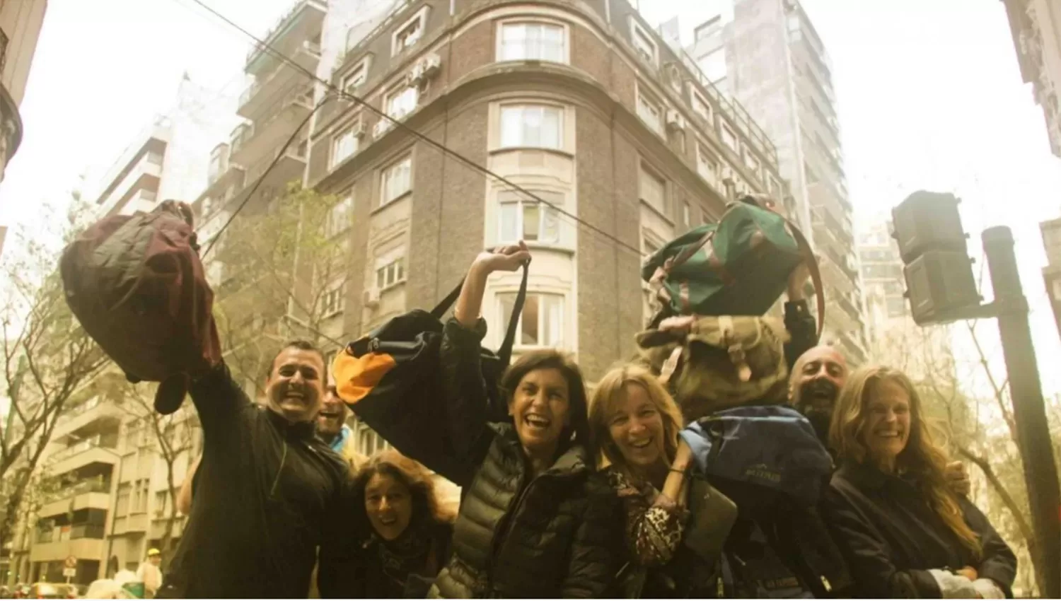 Convocan a una campaña para sacarse una foto con un bolso frente al departamento de Cristina Kirchner