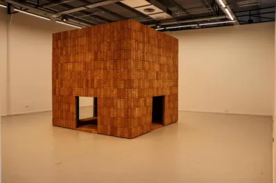 Un cubo de ladrillos simboliza al poder
