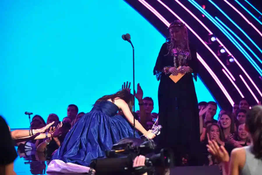 CAMILA Y MADONNA. La joven cantante se arrodilló ante la diva cuando recibió el premio.