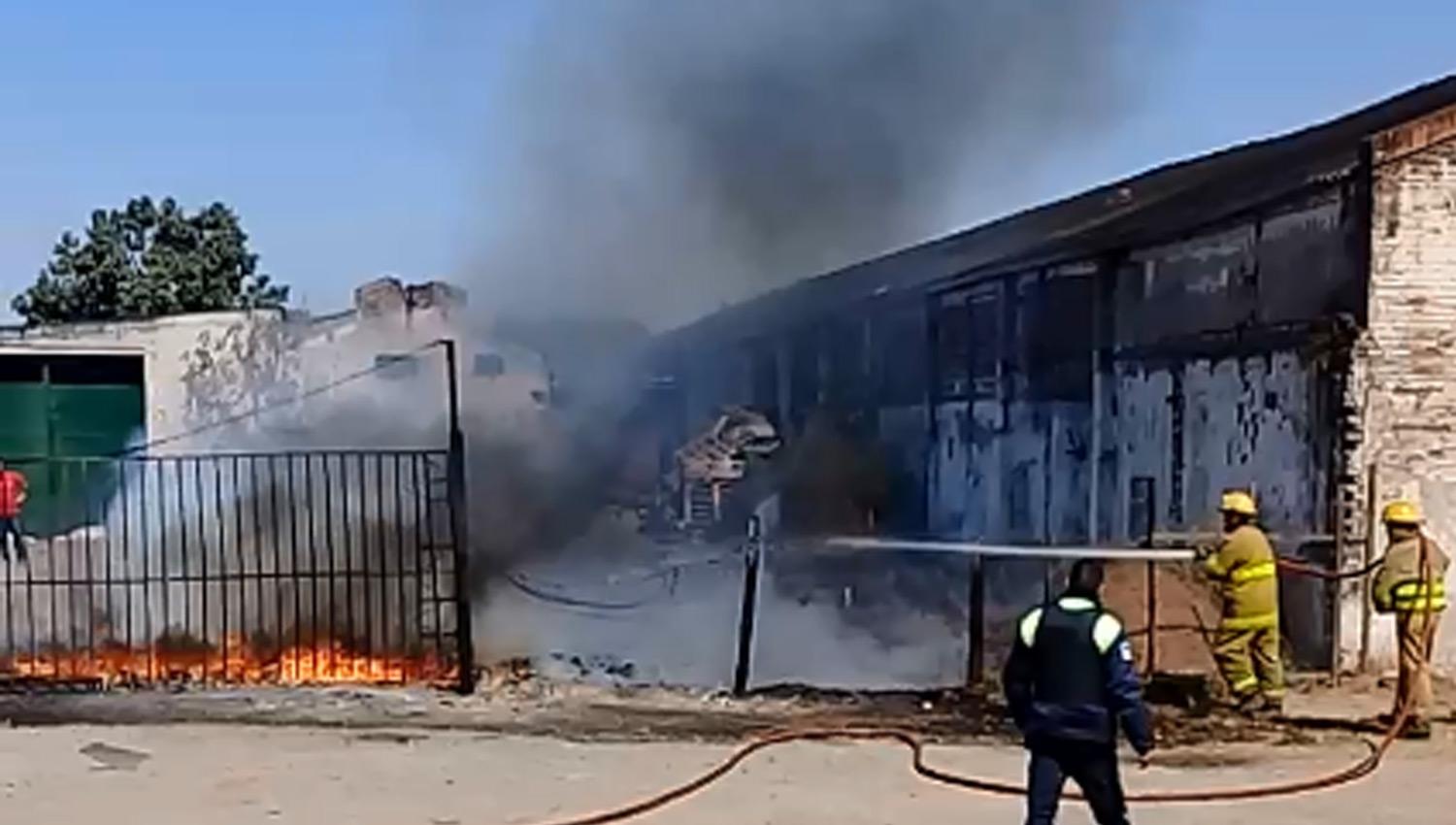 Fuego en un depósito de tarimas: los bomberos controlaron las llamas a tiempo
