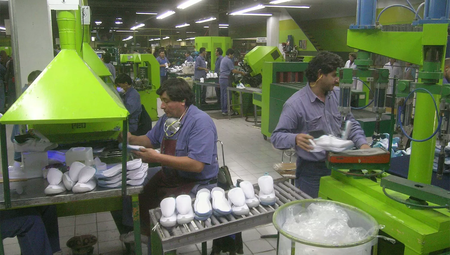 ALPARGATAS. La fábrica, que cuenta con 1.350 operarios, produce solamente calzado Topper. 