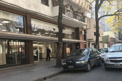 El colmo: autos en infracción en la puerta del Tribunal de Faltas