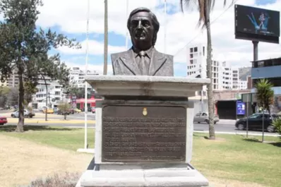 Retiran otro busto de Kirchner