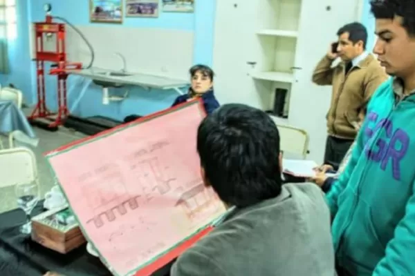 Buena iniciativa: estudiantes de La Cocha construyen garitas de colectivos