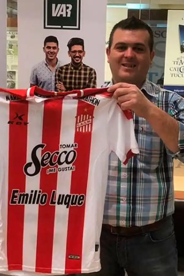 GANADOR DE CAMISETA DE SAN MARTÍN. Luis se llevó la camiseta que se ganó su esposa.