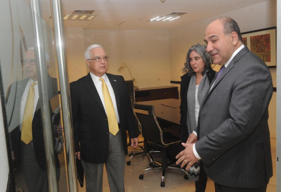 ENCUENTRO CON EL GOBERNADOR. Juan Manzur ingresó a la sala donde se desarrollaba la entrevista para saludar al embajador Edward Prado. 