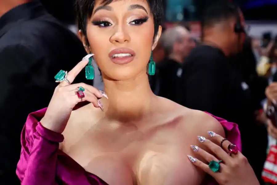 RAPERA  CARDI B  Impactante chiffon púrpura, uñas descomunales y varias esmeraldas. 