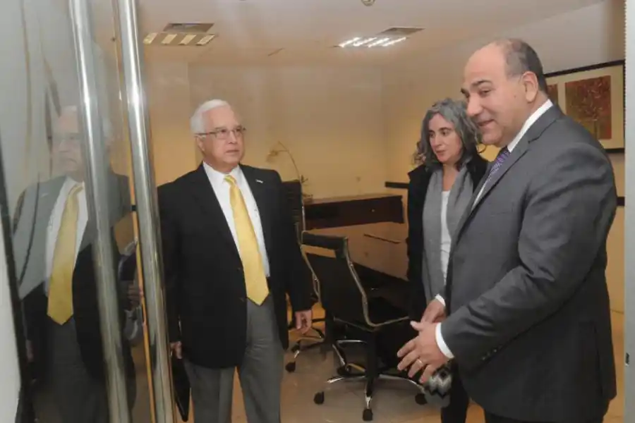 ENCUENTRO CON EL GOBERNADOR. Juan Manzur ingresó a la sala donde se desarrollaba la entrevista para saludar al embajador Edward Prado. 