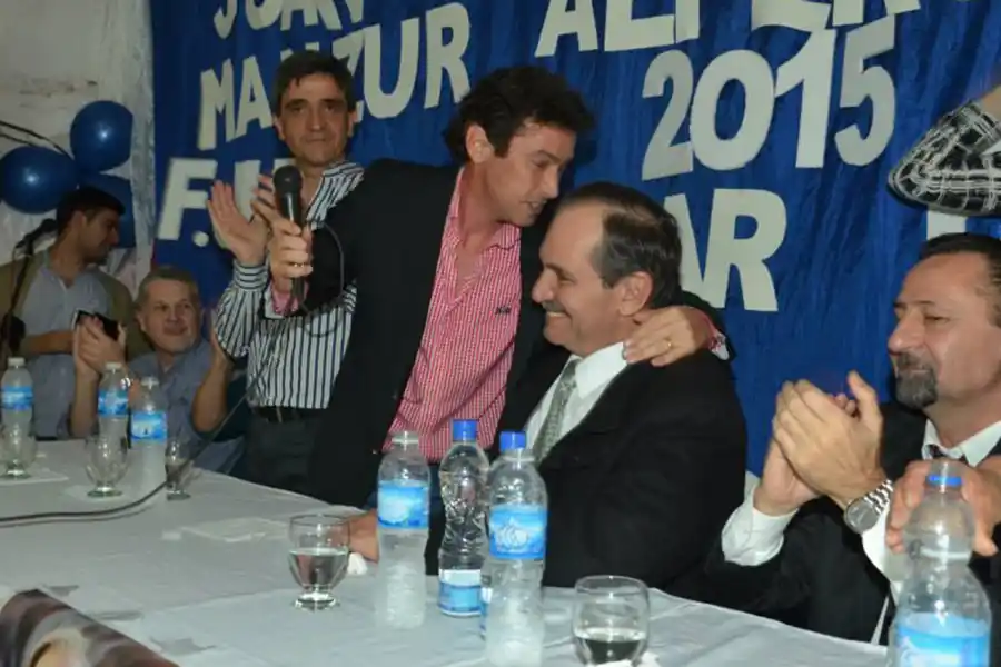 Barrionuevo, en la punta del mesón, aplaudiendo, a la izquierda.