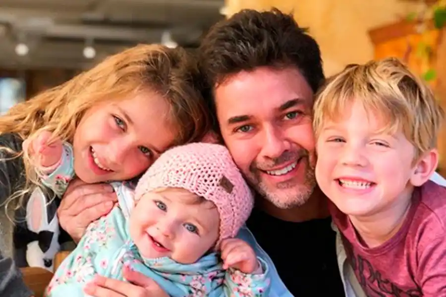 LA FAMILIA MARTINEZ. El actor y sus tres hijos.