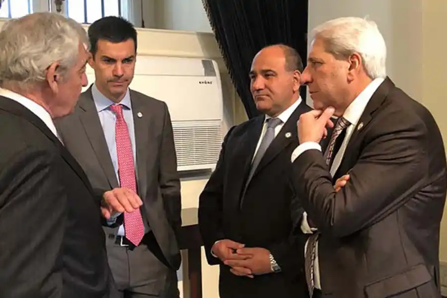 Manzur participó de una cumbre de Gobernadores e Intendentes en Chile