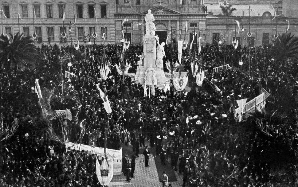 UN ACTO MULTITUDINARIO. Enorme cantidad de público acudió, en 1913, el acto donde se descubrió el monumento a Nicolás Avellaneda 