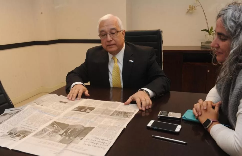 CON LA GACETA. Edward Prado, embajador de Estados Unidos en Argentina, repasa la edición del lunes en una sala de reuniones del hotel Sheraton. la gaceta / fotos de antonio ferroni