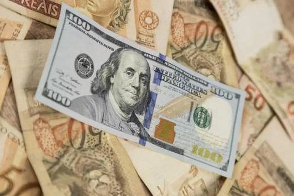 EN ALZA. El dólar inició una semana corta con una suba de 12 centavos, alentado por una devaluación en Brasil. 12vr