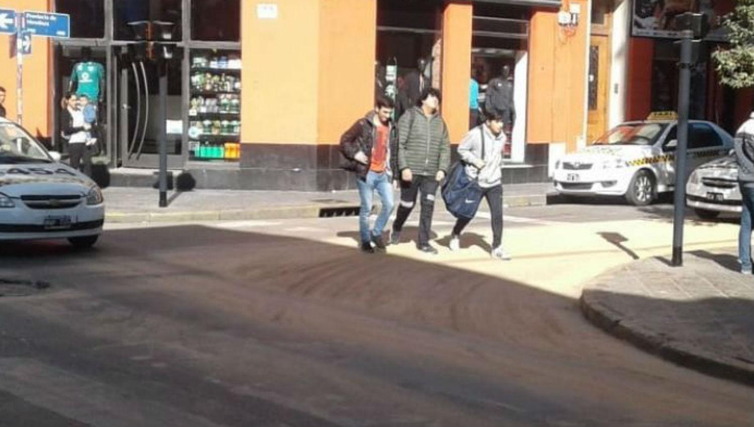 Un derrame de aceite en Mendoza y Laprida ocasionó varios accidentes