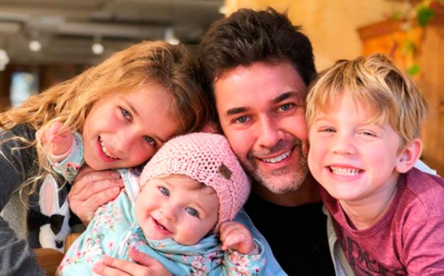 LA FAMILIA MARTINEZ. El actor y sus tres hijos.