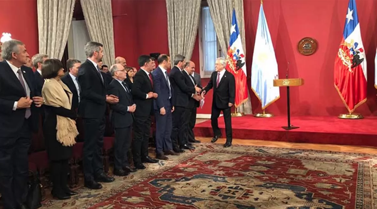 EN EL PALACIO DE LA MONEDA. El presidente de Chile, Sebastián Piñera, saluda a los gobernadores de la región Atacalar y a ministros nacionales.