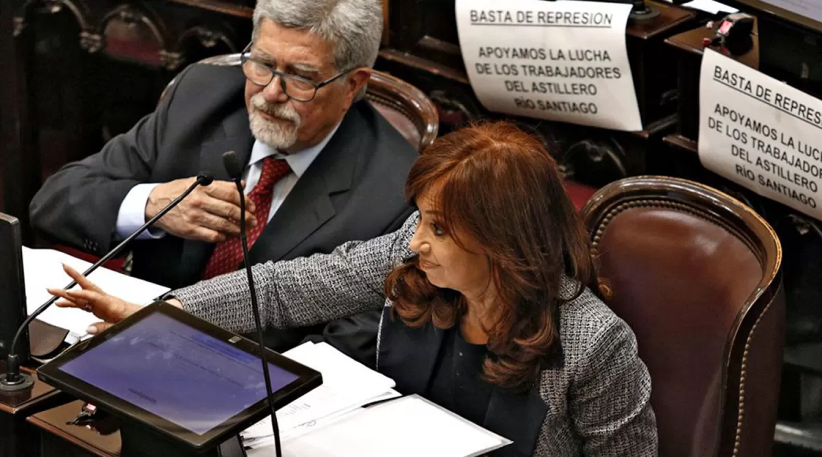 EN SU BANCA. Cristina Kirchner denunció persecución judicial en su contra. 