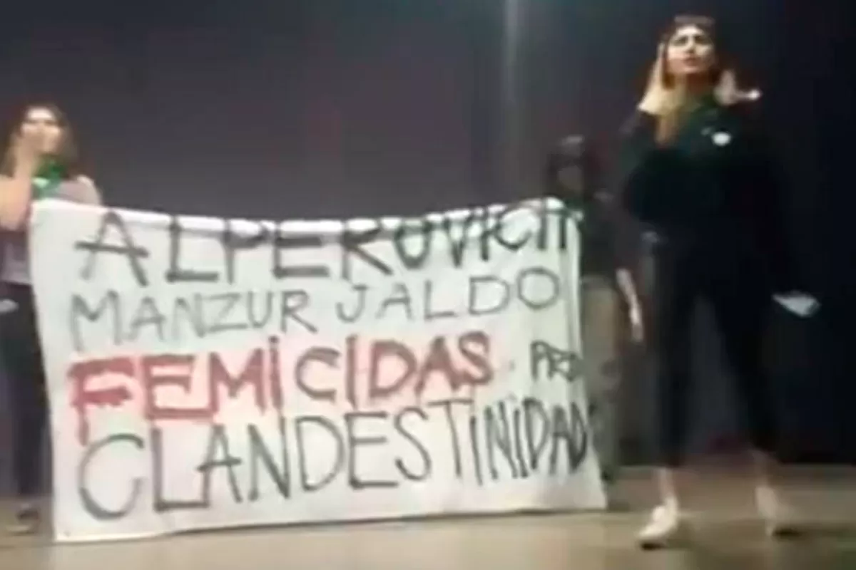 EN EL ESCENARIO. Militantes de los pañuelos verdes muestran una pancarta.