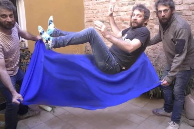 Ernesto Klass expondrá sus fotos desequilibradas, caseritas y levitantes