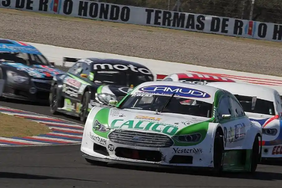 SIGUE EN PIE. Peter Olaz, con un Ford, viene de hacer podio en Las Termas, aunque luego lo sancionaron y quedó 10°. 