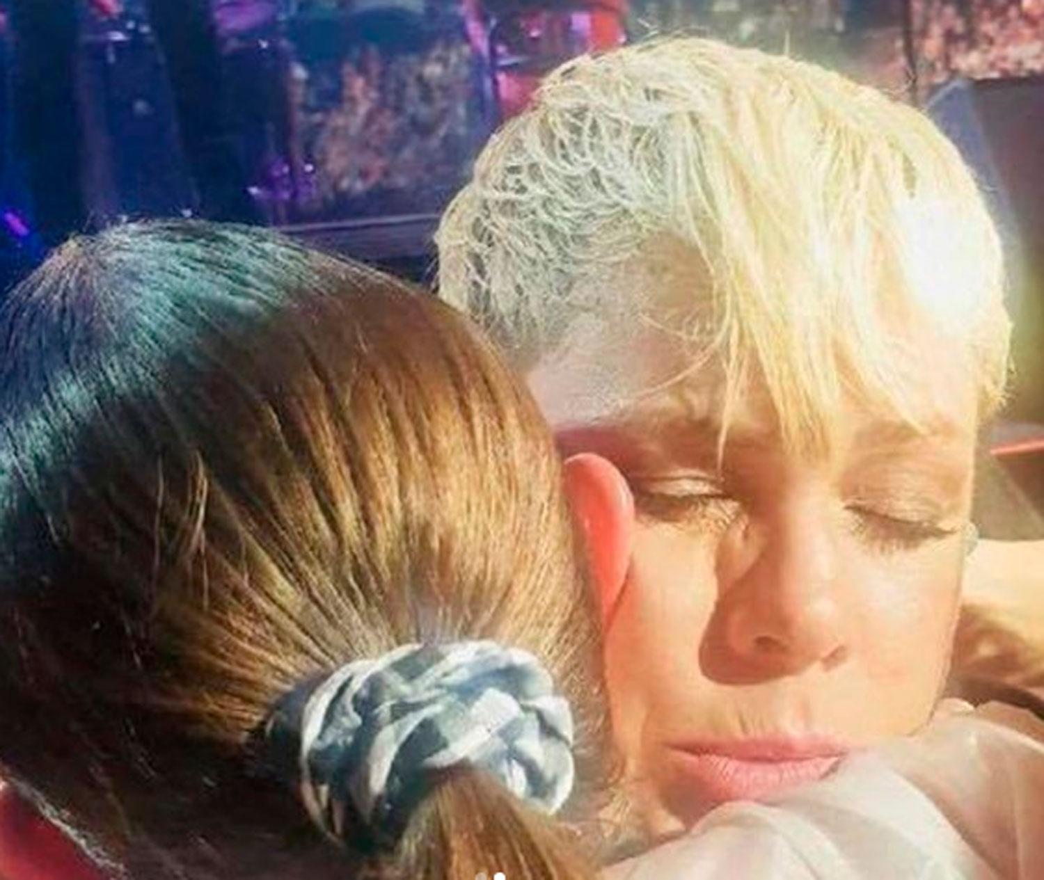 EL ABRAZO. Pink y la adolescente luego de interrumpir el recital.