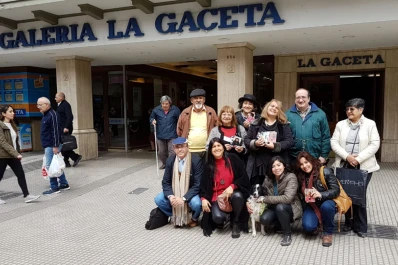 En el Día del Lector, escritores tucumanos repartieron poesías en el microcentro