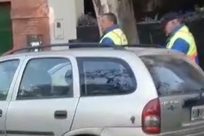 Video: taxistas filmaron a municipales estacionados en un lugar prohibido