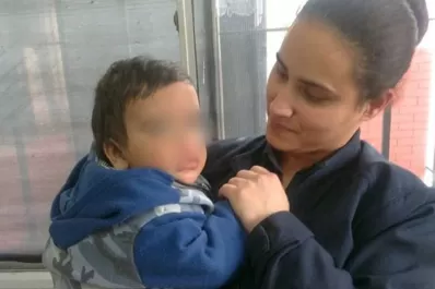 Abondonó un bebé con un cartel: lo dejo porque estoy en la calle