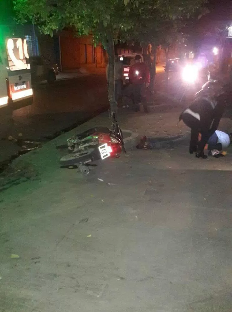 RECOLECTANDO PRUEBAS. Peritos de la Policía revisan el cuerpo del joven que fue asesinado en Concepción. 