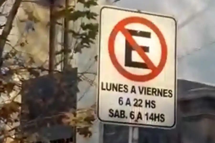 Video: taxistas filmaron a municipales estacionados en un lugar prohibido
