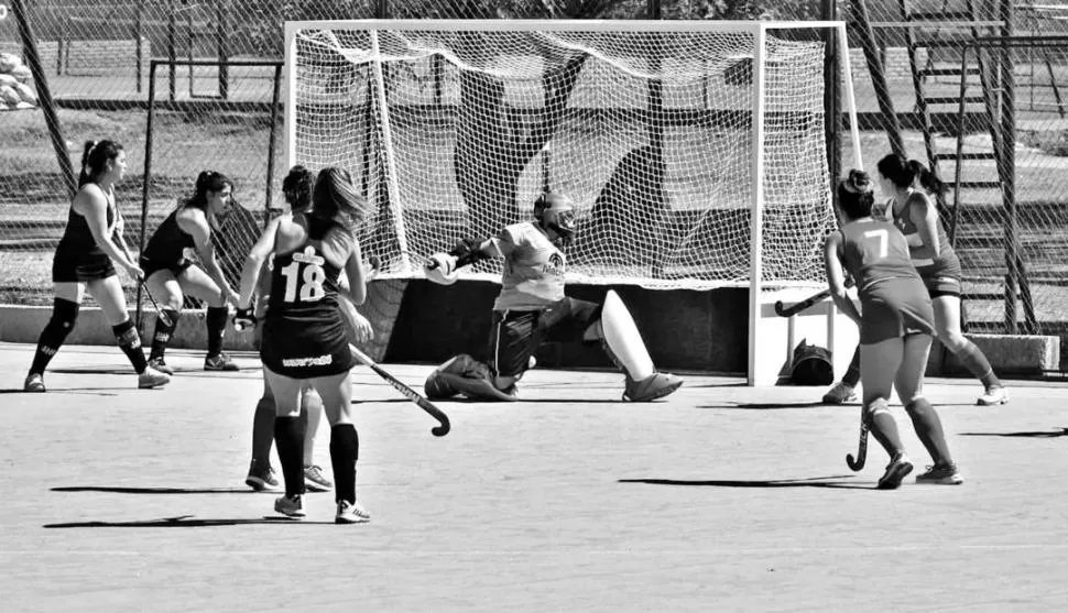 ¡GOL! La bocha impulsada por el remate de Lucía Allier, de San Martín, ingresó al arco ante la mirada de varias jugadoras. foto de ASH / Javier Villarreal.-