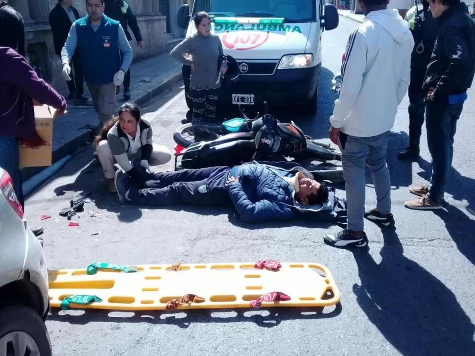 PRIMEROS AUXILIOS. Personal del 107 asiste al motociclista; luego fue hospitalizado y operado de urgencia.  