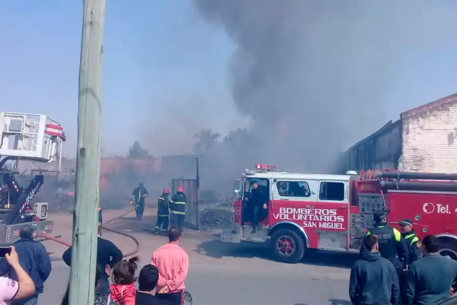 Se prendió fuego un depósito de tarimas por segunda vez en cuatro días