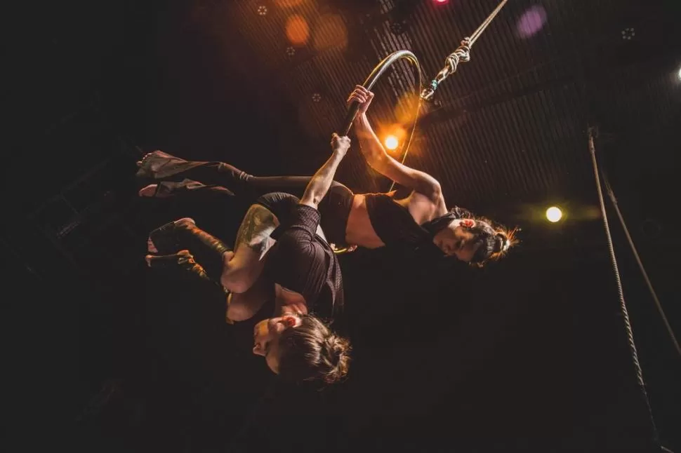 PREPARACIÓN FÍSICA. Los artistas de circo del grupo Triad entrenan en sus rutinas tres horas por día. Prensa