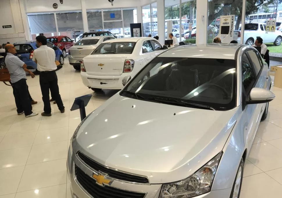 PARALISIS. Las ventas de autos 0 kilómetro cayeron en julio un 17,4% y estiman que en agosto, bajaría el 25%. la gaceta / foto de Hector Peralta (archivo)