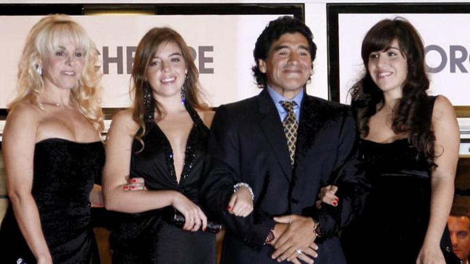 La familia que formaron Maradona y Villafañe, en tiempos de felicidad.