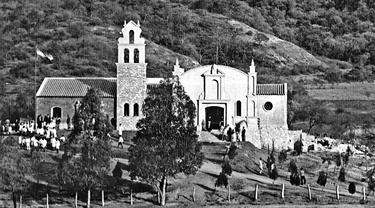 AGOSTO DE 1946. La capilla de los curas azules es el centro neurálgico de la villa serrana del noreste tucumano.