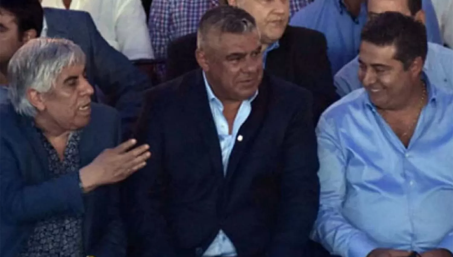 Claudio Chiqui Tapia, flanqueado por los presidentes de Independiente, Hugo Moyano, y de Boca, Daniel Angelici.