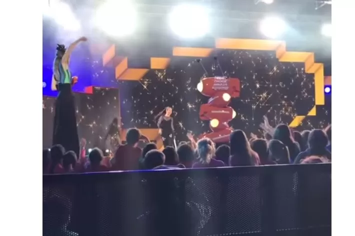 ¡Terrible golpe! Natalia Oreiro se cayó durante una entrega de premios