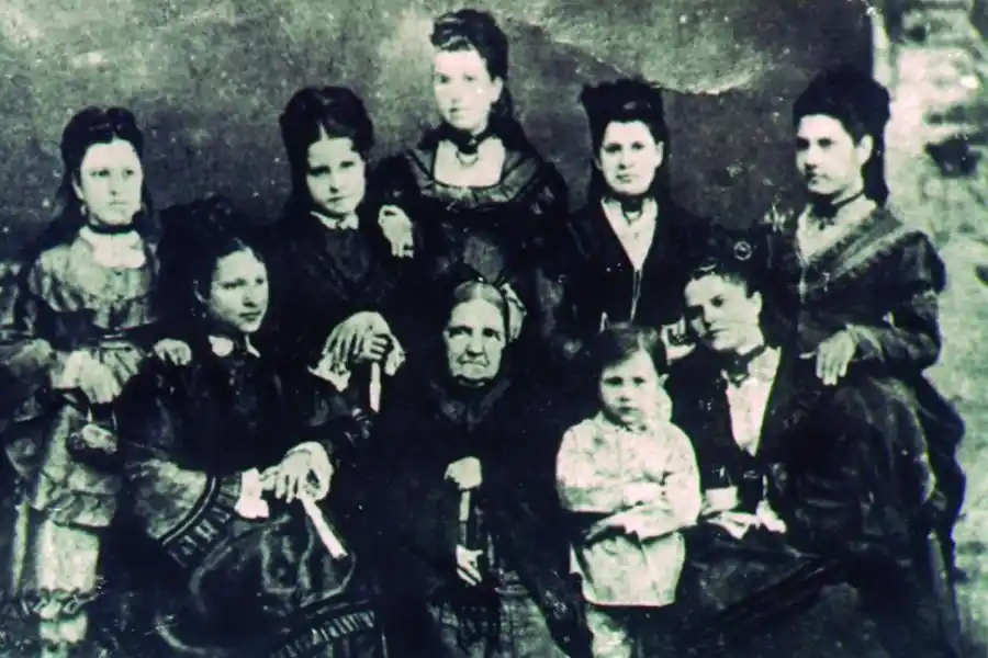 DOÑA CRISANTA, VIUDA DEL CORONEL. Hacia 1880, al centro, Crisanta Garmendia de Helguera. La flanquean, sentadas, Dolores Carmona de Navarro y Crisanta Alurralde de Whalberg. De pie, desde la izquierda, Amalia Muñoz de Molina, Carmen Carmona de Stavelius, Elena Rodriguez de Llauradó, Elena Alurralde de Cainzo y Julia Rodríguez de Aybar. El niño es Federico Helguera-Molina