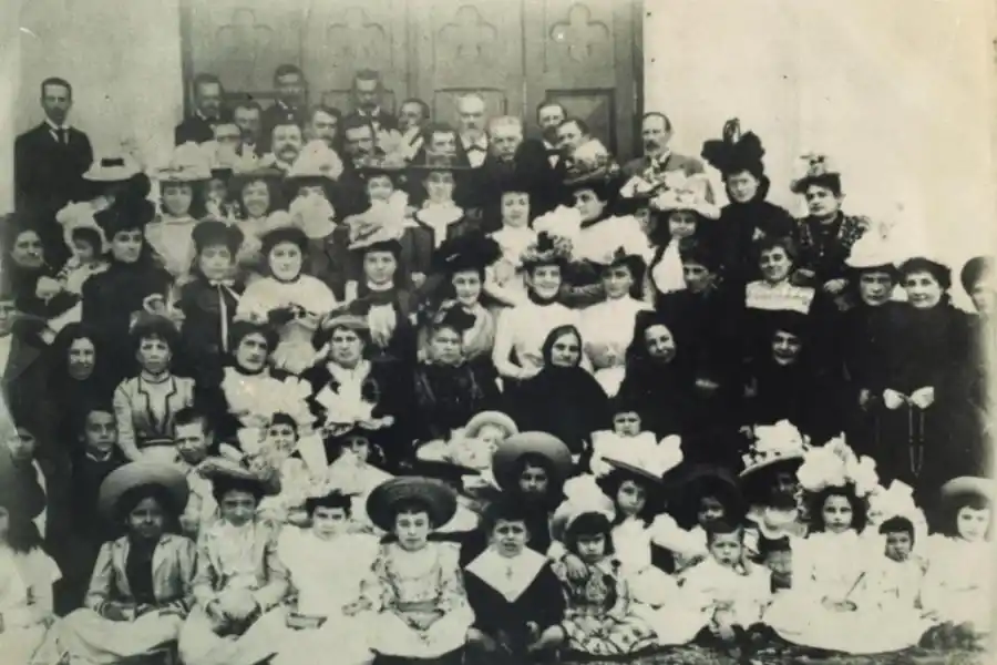 DESCENDIENTES DE HELGUERA. En la primera fila de matronas, al centro, Crisanta Alurralde de Whalberg, de traje negro bordado y gran sombrero. A su lado y hacia la derecha, Elena Helguera de Rodríguez, Elvira Molina de Helguera y Maria Ceballos de Posse