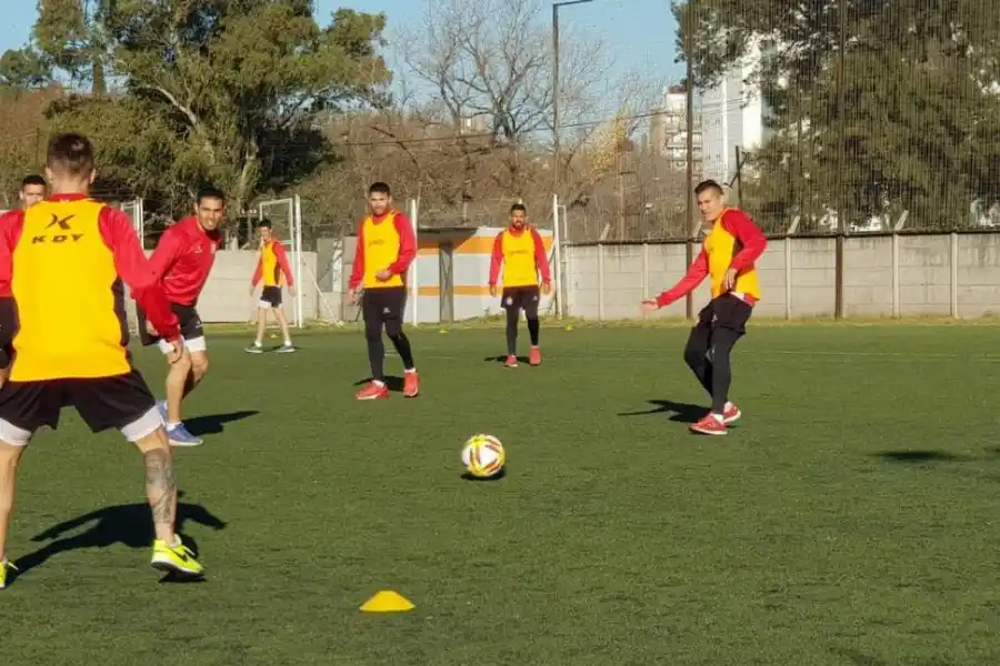 DISTENDIDOS. El plantel “santo” trabajó ayer, en Rosario, en un complejo de canchas reglamentarias de césped sintético 