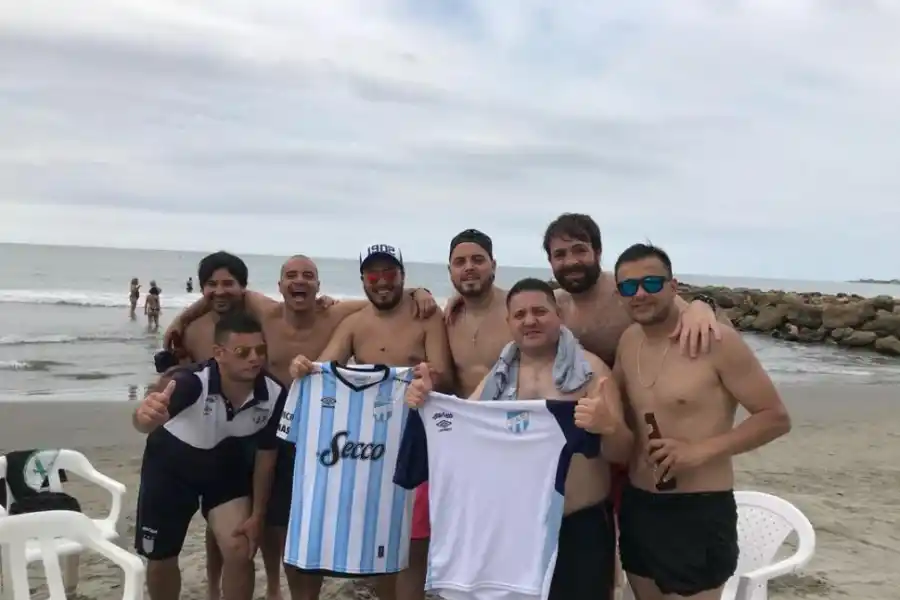 EN LA PLAYA. Mayizter, Vizchi, Pons, entre otros, en las cosas de Cartagena.  