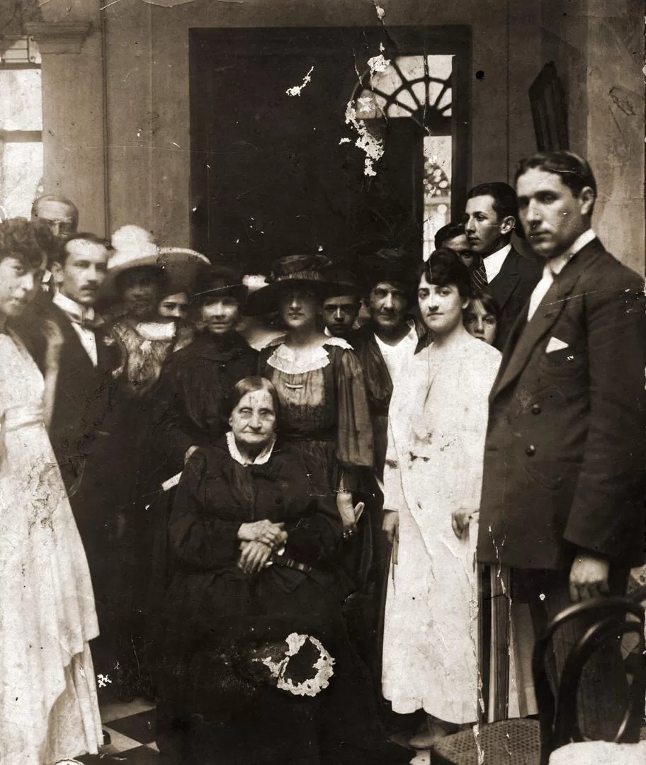 ELENA HELGUERA DE RODRÍGUEZ. La anciana hija sobreviviente del coronel Helguera, rodeada por parientes y amigos, hacia 1918 