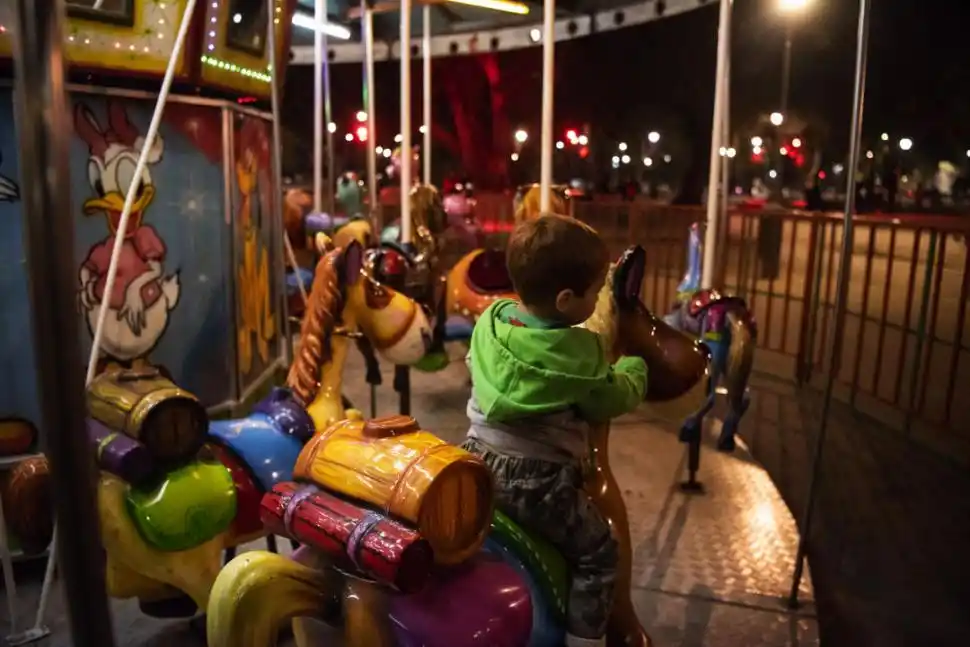 TRADICIONAL. El de la plaza Urquiza es un carrousel. Según su dueño, eso se debe a que tiene más de una fila de lugares para los chicos. LA GACETA / FOTO DE INÉS QUINTEROS ORIO.